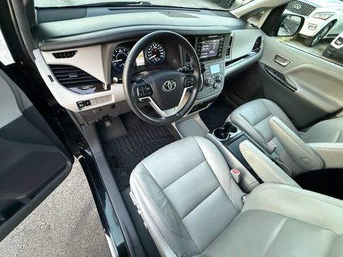 Used 2019 Toyota Sienna XLE FWD image 15