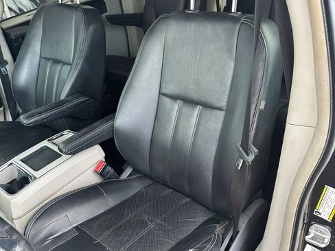 Used 2011 Chrysler Town & Country Touring-L w/ Driver Convenience Group FWD image 10