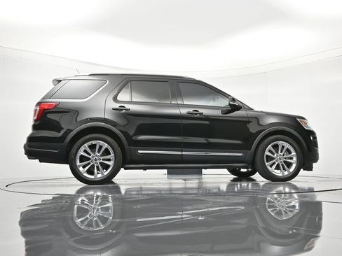 Used 2018 Ford Explorer XLT w/ Equipment Group 202A FWD image 40