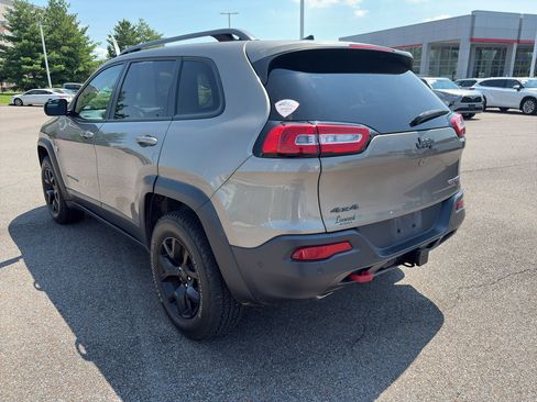 Used 2016 Jeep Cherokee Trailhawk w/ Comfort/Convenience Group AWD/4WD image 3