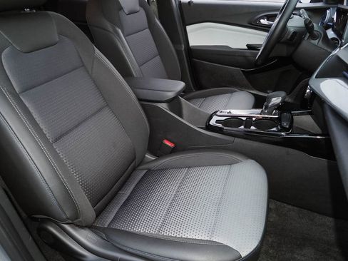 Certified 2025 Chevrolet Trax LT w/ LT Convenience Package image 18