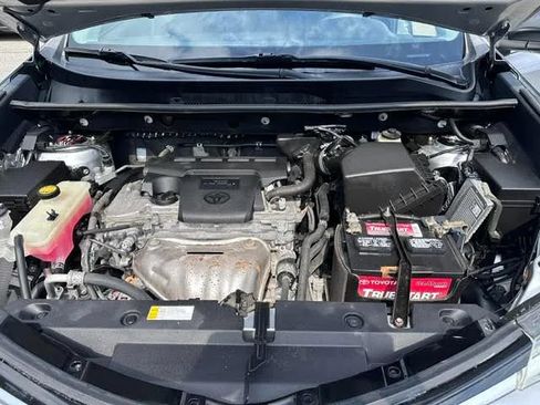 Used 2018 Toyota RAV4 LE FWD image 18