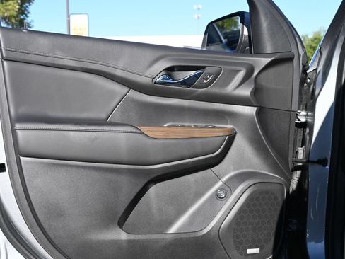Used 2023 GMC Acadia SLE w/ Driver Convenience Package FWD image 19
