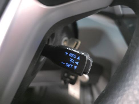 Used 2015 Toyota Sienna L image 19