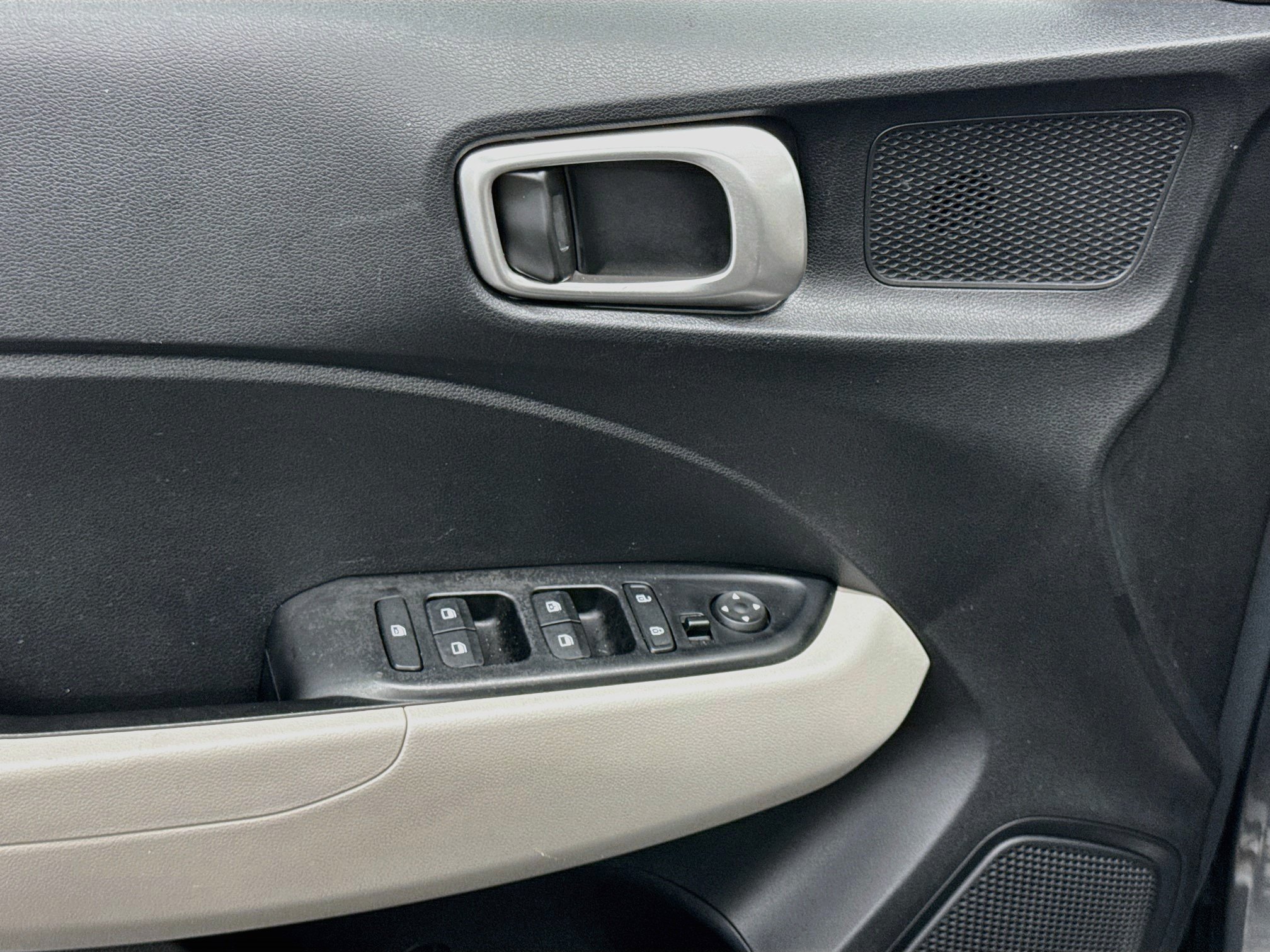 Used 2025 Hyundai Venue SEL FWD image 15