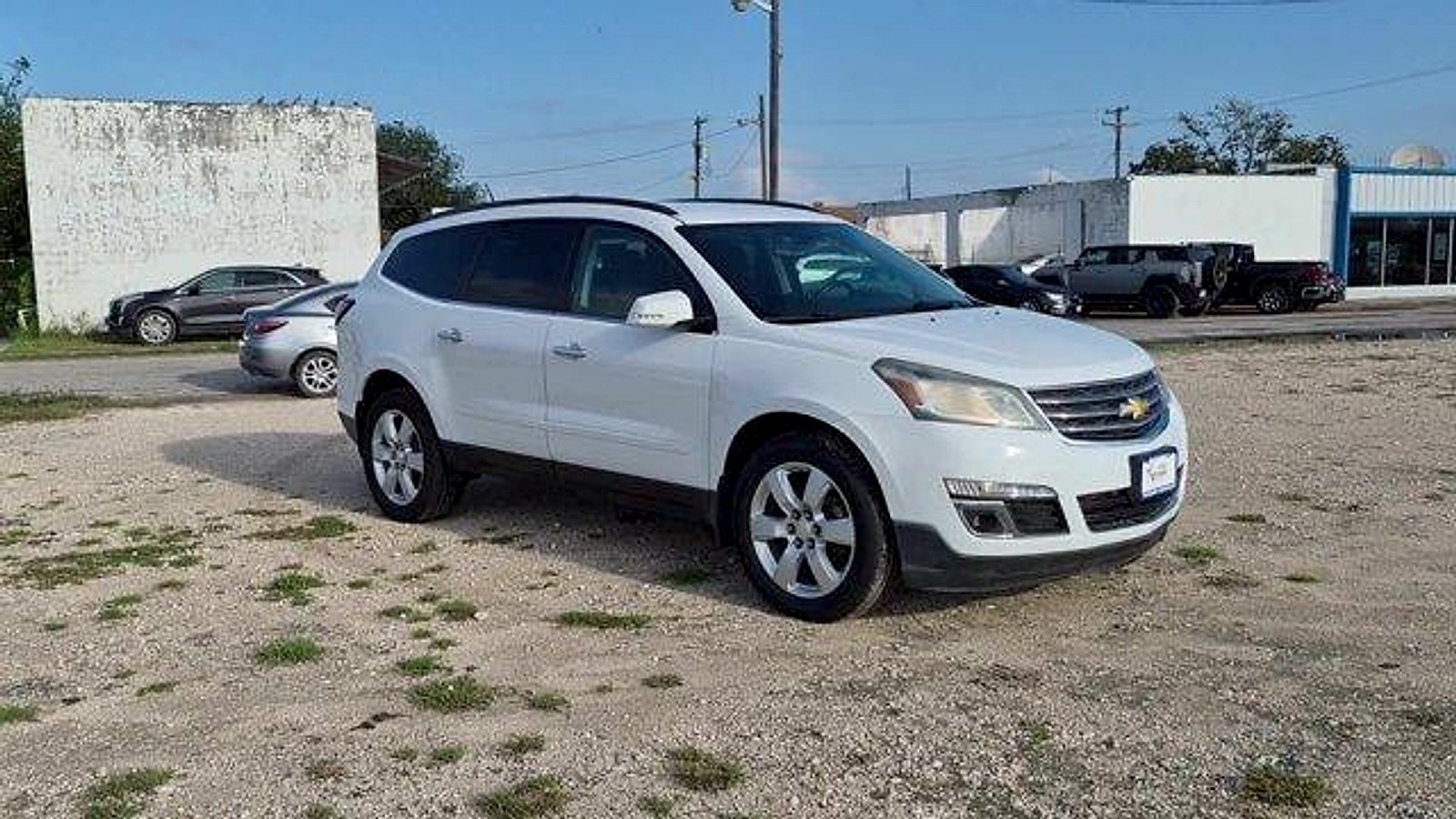 Used 2017 Chevrolet Traverse LT w/ Style and Technology Package FWD image 2