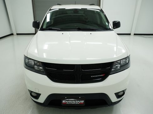 Used 2019 Dodge Journey SE w/ Connectivity Group FWD image 2