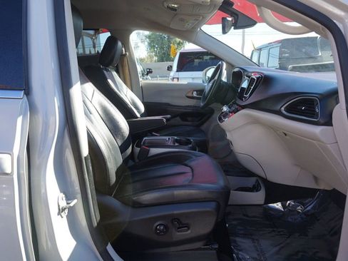Used 2017 Chrysler Pacifica Touring-L Plus image 26