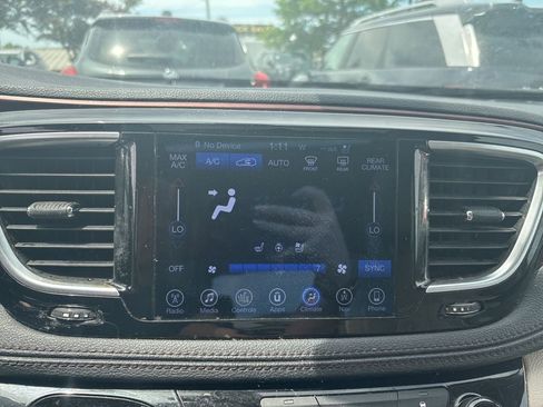 Used 2017 Chrysler Pacifica Limited FWD image 5