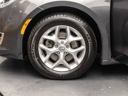 Used 2019 Chrysler Pacifica Touring Plus w/ Tire & Wheel Group image 42