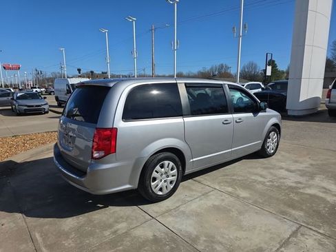 Used 2018 Dodge Grand Caravan SE w/ UConnect Hands-Free Group image 5
