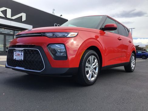 Used 2020 Kia Soul LX FWD image 2