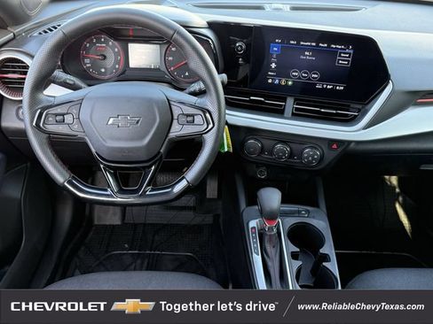 Used 2025 Chevrolet Trax RS w/ Sunroof Package FWD image 12