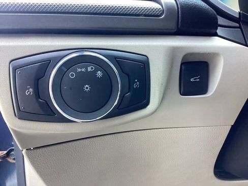 Used 2019 Ford Fusion SE FWD image 12