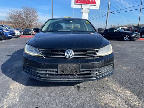 Used 2017 Volkswagen Jetta SE image 3