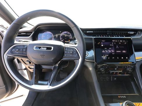 Used 2023 Jeep Grand Cherokee Altitude AWD/4WD image 12