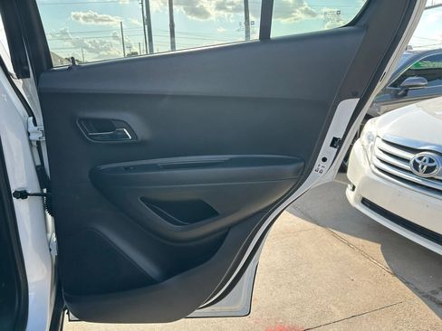 Used 2019 Chevrolet Trax LT w/ LT Convenience Package FWD image 17