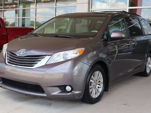 Used 2014 Toyota Sienna XLE w/ XLE Premium Package FWD image 3