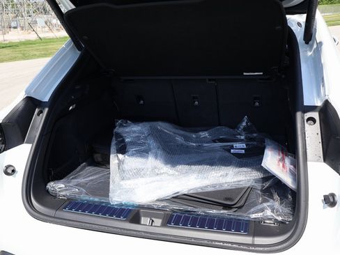 New 2025 Porsche Macan Electric image 19