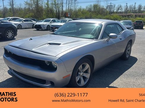 Used 2017 Dodge Challenger SXT RWD image 1