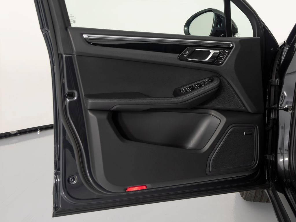 Certified 2026 Porsche Macan AWD/4WD image 19