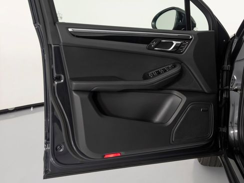 Certified 2026 Porsche Macan AWD/4WD image 19