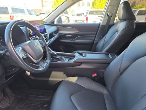 Used 2024 Toyota Grand Highlander AWD image 2