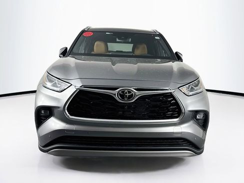 New 2026 Toyota Highlander Platinum image 2