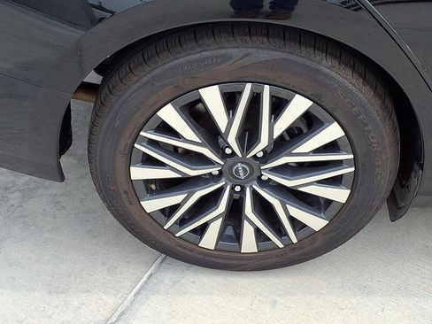 Used 2024 Nissan Altima 2.5 SV FWD image 10