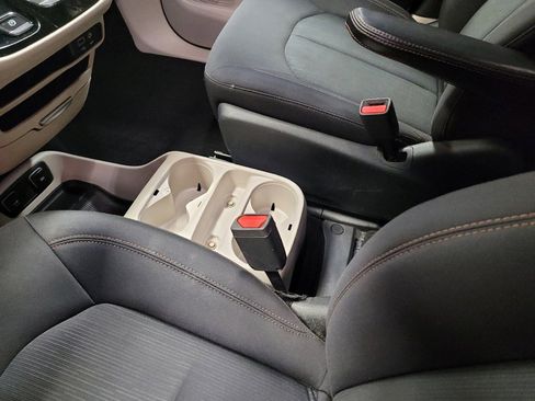 Used 2017 Chrysler Pacifica Touring image 26