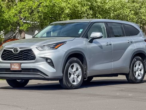Used 2021 Toyota Highlander LE AWD/4WD image 9
