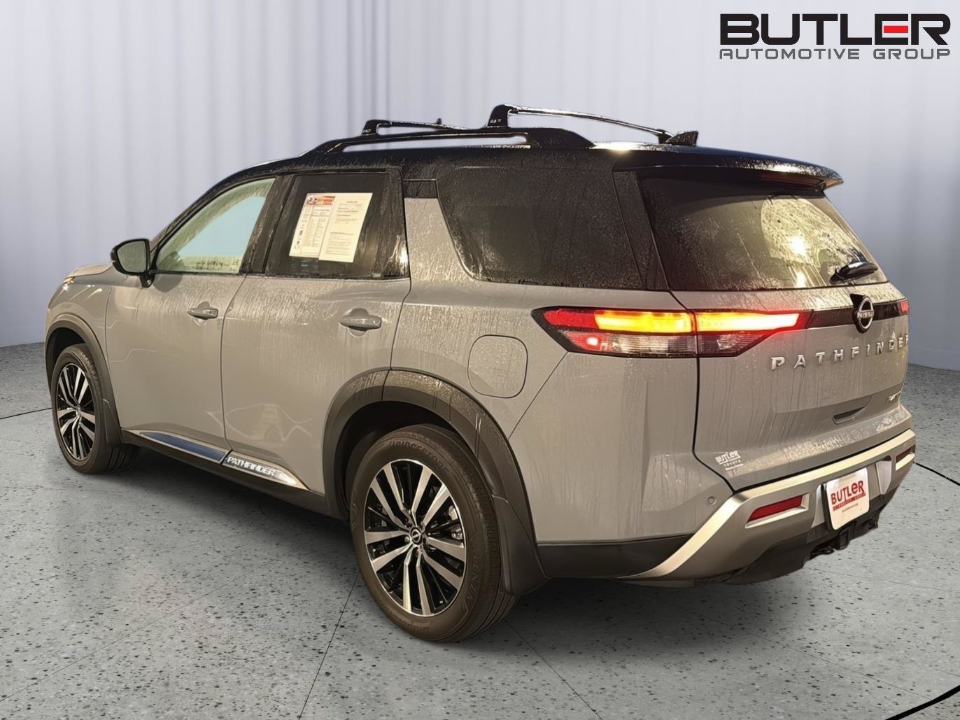 Used 2024 Nissan Pathfinder Platinum FWD image 4
