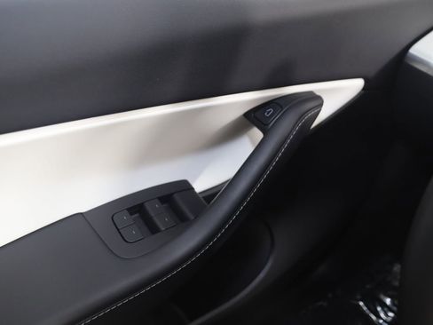 Used 2022 Tesla Model Y Long Range image 25