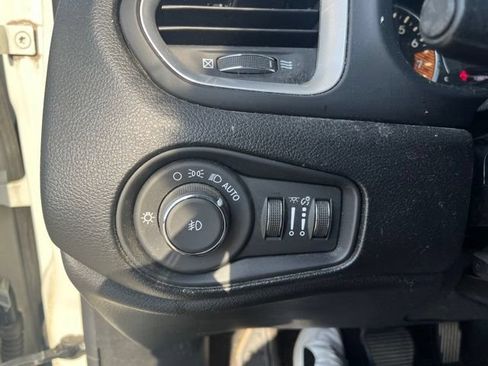 Used 2019 Jeep Renegade Latitude FWD image 22