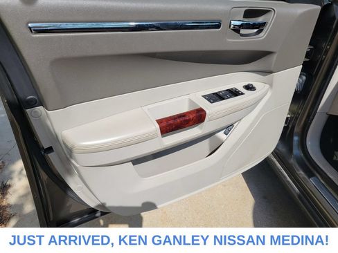 Used 2009 Chrysler 300 C RWD image 15