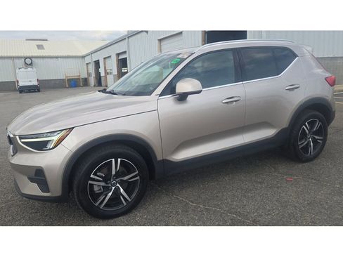 Used 2024 Volvo XC40 B5 Core AWD/4WD image 1