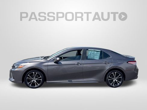 Used 2020 Toyota Camry SE FWD image 2