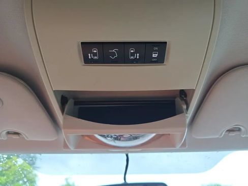 Used 2015 Chrysler Town & Country Touring w/ Driver Convenience Group FWD image 26