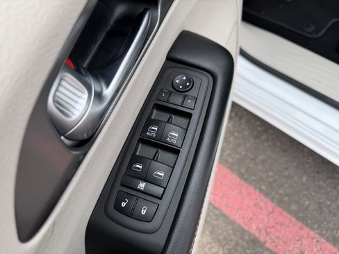 Used 2022 Chrysler Pacifica Touring-L image 14