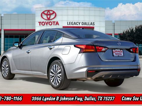 Used 2024 Nissan Altima 2.5 SV image 7