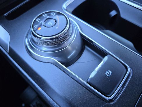 Used 2017 Ford Fusion SE w/ Fusion SE Technology Package image 16