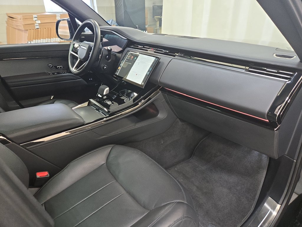 Used 2025 Land Rover Range Rover Sport SE AWD/4WD image 25
