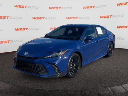 Used 2025 Toyota Camry SE image 1