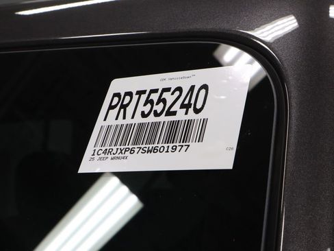 Used 2025 Jeep Wrangler Unlimited Sahara image 36