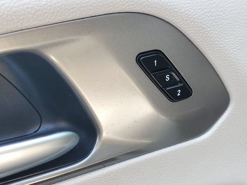 Used 2023 Chrysler Pacifica Touring-L FWD image 27