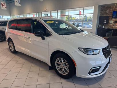 Used 2025 Chrysler Pacifica Select