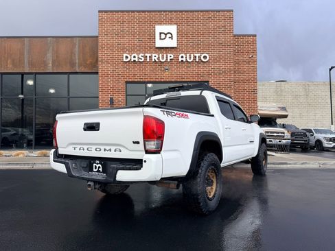 Used 2017 Toyota Tacoma TRD Off-Road w/ Premium & Technology Package image 7