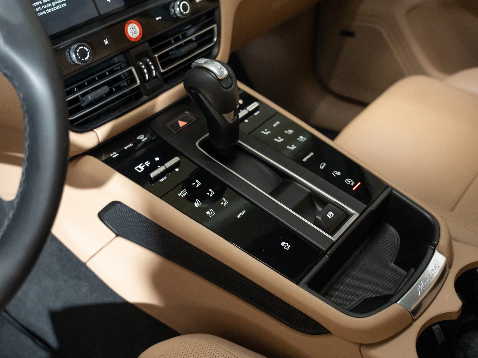 Certified 2023 Porsche Macan AWD/4WD image 22