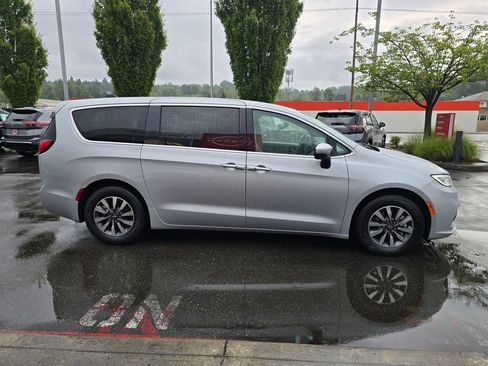 Used 2023 Chrysler Pacifica Touring-L FWD image 4