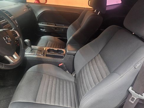 Used 2012 Dodge Challenger SXT image 9